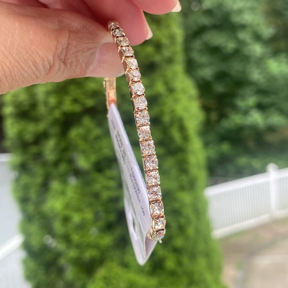 cool jewels Jewelry - NWT goldtone crystal stretch bracelet